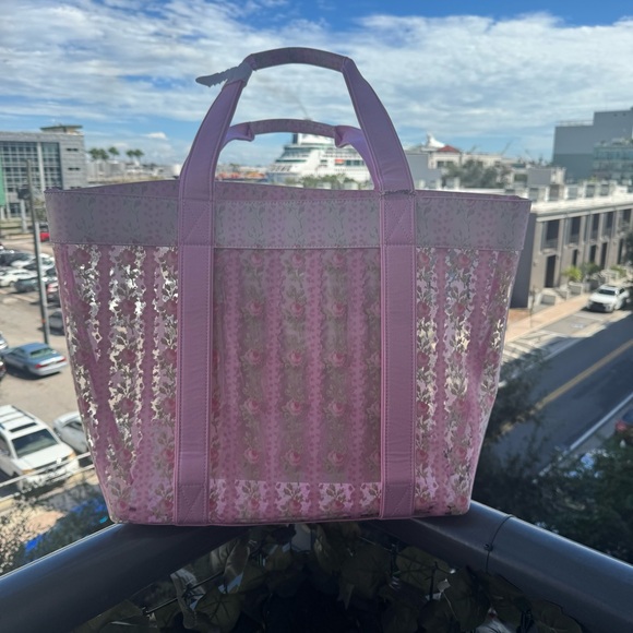 BNWT. LoveShackFancy Marjorie Floral Beach Tote Pink Strawberry Macaroon - Picture 1 of 10